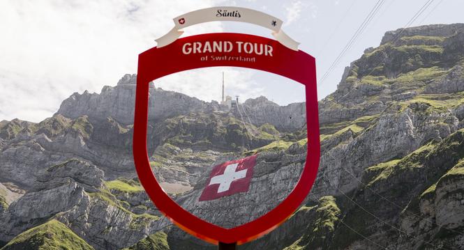 Eine 80x80 Meter Schweizerfahne haengt am Saentis anlesslich des Nationalfeiertags, am Montag, 31. Juli 2017, auf der Schwaegalp. (KEYSTONE/Ennio Leanza)